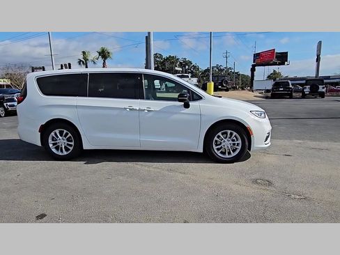 New 2026 Chrysler Pacifica Select image 35