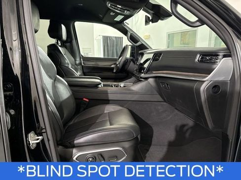 Used 2024 Jeep Wagoneer L Series II image 12