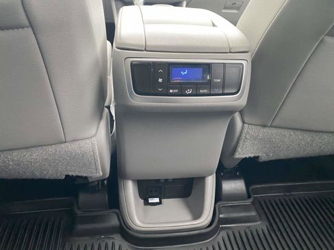 Used 2019 Toyota Highlander XLE AWD/4WD image 22