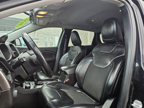 Used 2019 Jeep Cherokee Latitude Plus AWD/4WD image 18