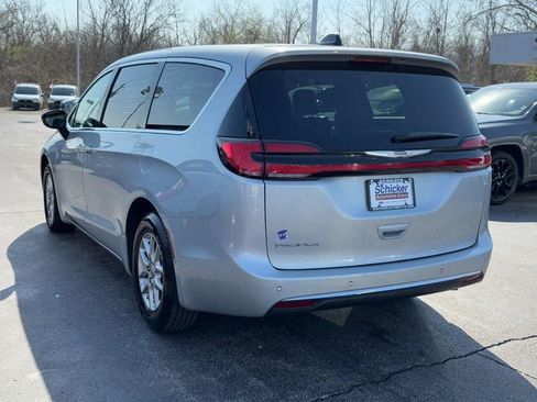 Used 2024 Chrysler Pacifica Touring-L FWD image 6