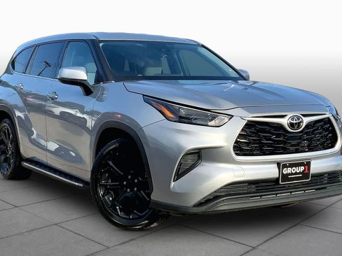 Used 2022 Toyota Highlander L FWD image 3