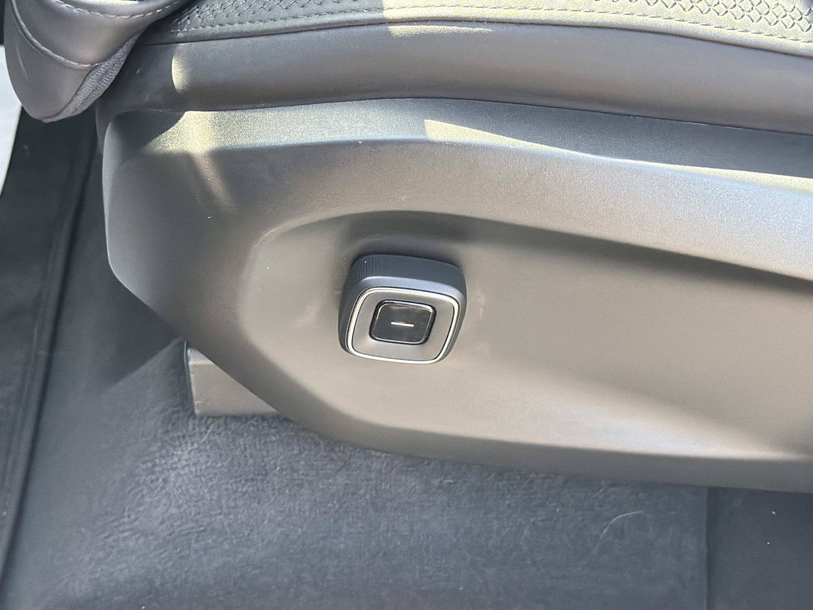Certified 2025 Volvo EX90 Plus AWD/4WD image 18