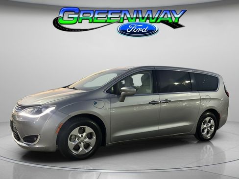 Used 2017 Chrysler Pacifica Touring Plus image 1