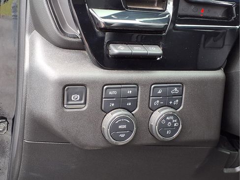 Used 2025 Chevrolet Silverado 2500 ZR2 w/ Technology Package AWD/4WD image 17