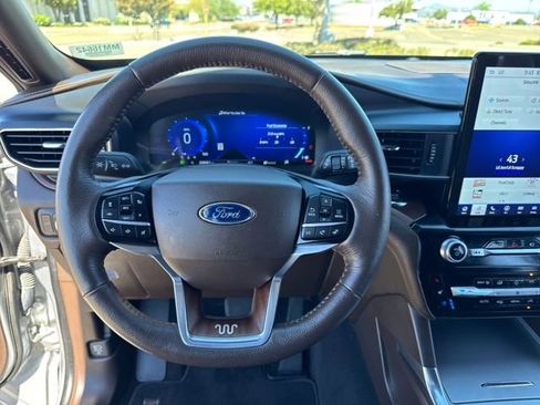 Used 2022 Ford Explorer King Ranch w/ Premium Technology Package image 7
