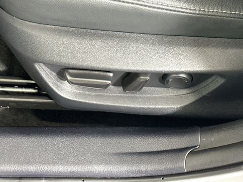 Used 2025 Toyota Camry SE FWD image 13