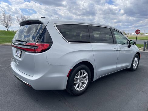 Used 2024 Chrysler Pacifica Touring-L FWD image 5