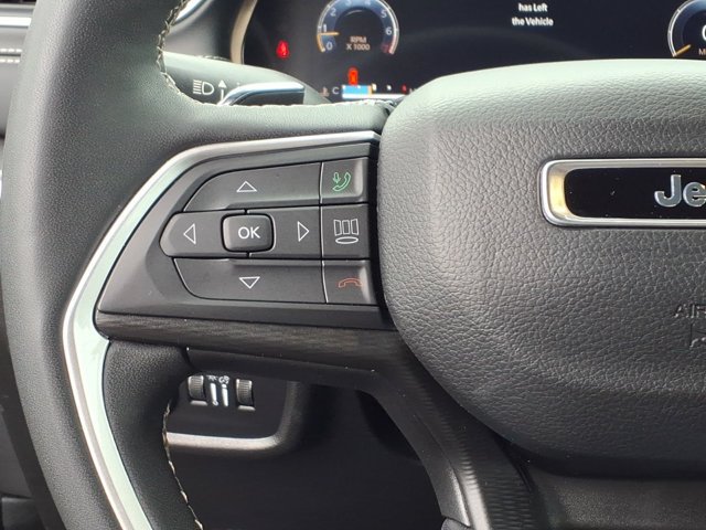 Used 2023 Jeep Grand Cherokee Altitude AWD/4WD image 17