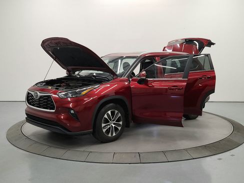 Used 2024 Toyota Highlander XLE FWD image 12