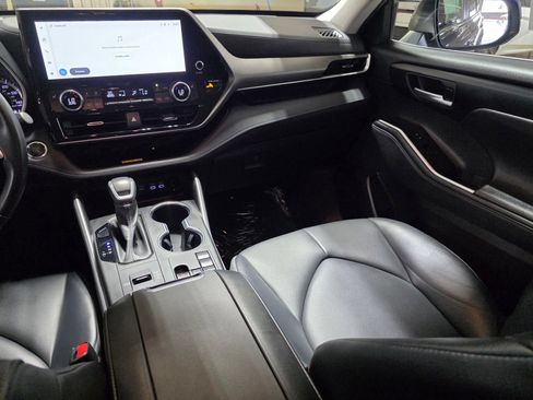 Used 2023 Toyota Highlander XLE FWD image 18