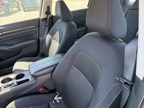 Used 2025 Nissan Altima 2.5 SV FWD image 3