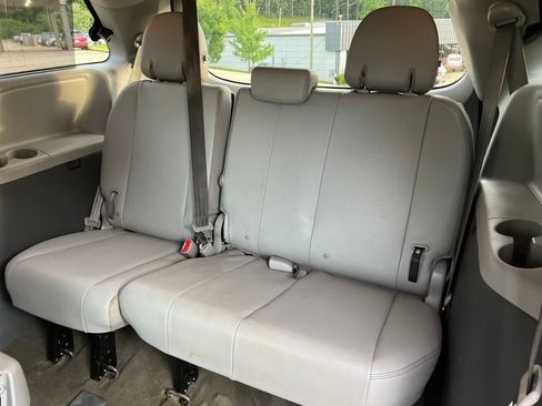 Used 2017 Toyota Sienna XLE image 23