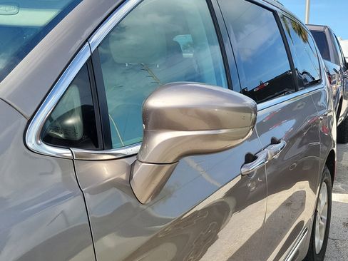 Used 2017 Chrysler Pacifica Touring-L Plus FWD image 5