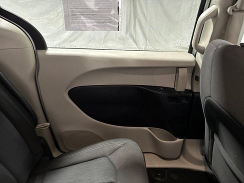 Used 2022 Chrysler Voyager LX FWD image 14