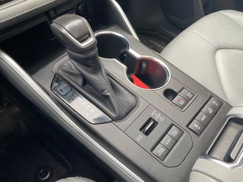 Used 2020 Toyota Highlander XLE AWD/4WD image 23