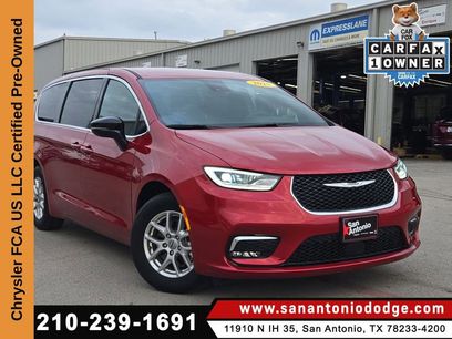 Used 2025 Chrysler Pacifica Select