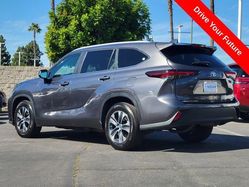 Used 2024 Toyota Highlander XLE FWD image 2