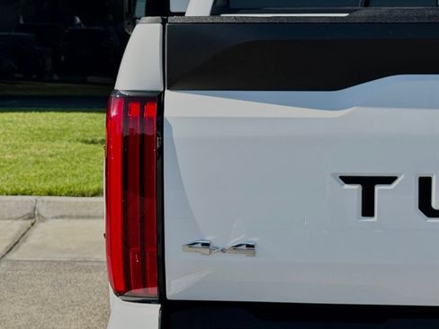 Used 2022 Toyota Tundra SR5 w/ SR5 Convenience Package AWD/4WD image 11
