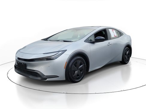 Used 2025 Toyota Prius LE image 2