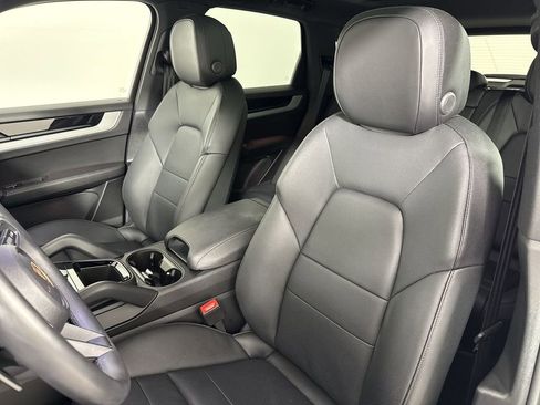 Certified 2025 Porsche Cayenne image 5
