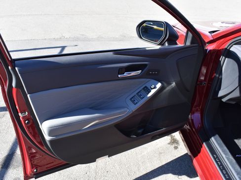 Used 2020 Toyota Avalon Limited image 24