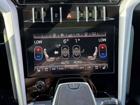 Used 2021 Lamborghini Urus AWD/4WD image 44