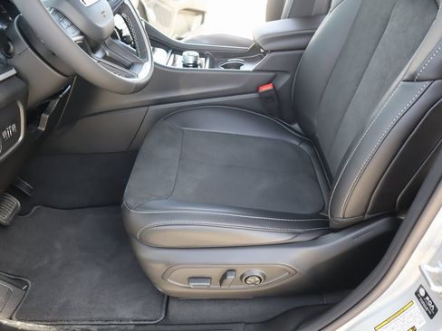 New 2025 Jeep Grand Cherokee Altitude image 11