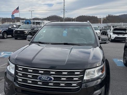 Used 2017 Ford Explorer XLT w/ Equipment Group 202A image 3