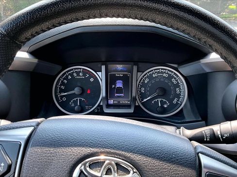 Used 2021 Toyota Tacoma Limited AWD/4WD image 9