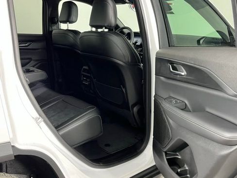 New 2025 Jeep Grand Cherokee Altitude image 28