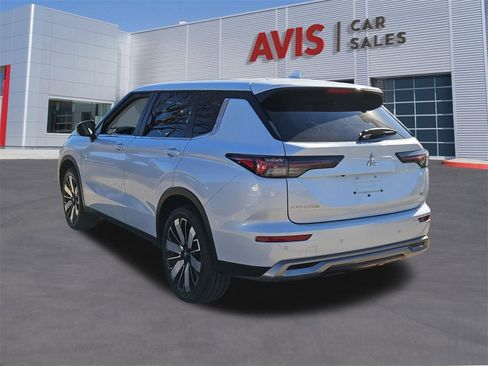 Used 2025 Mitsubishi Outlander SE image 3