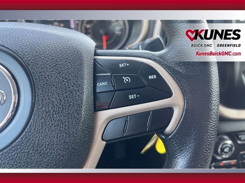 Used 2018 Jeep Cherokee Latitude w/ Safety Group AWD/4WD image 22