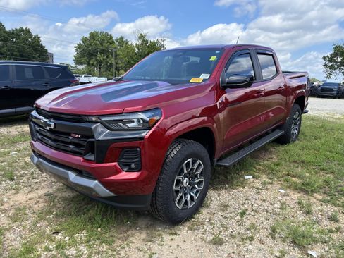 Used 2026 Chevrolet Colorado Z71 w/ Technology Package AWD/4WD image 3