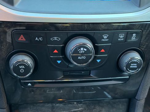 Used 2014 Chrysler 300 C image 22