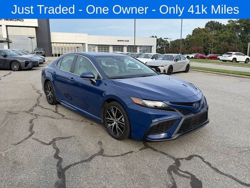 Used 2023 Toyota Camry SE FWD image 6
