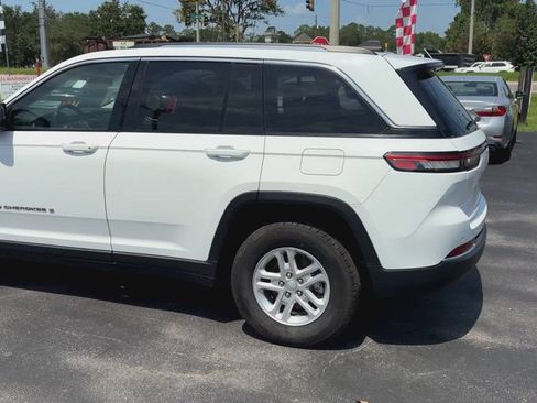 Used 2023 Jeep Grand Cherokee Laredo RWD image 6