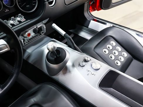 Used 2006 Ford GT RWD image 32