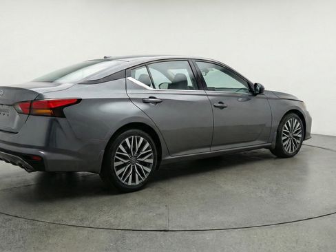 Used 2025 Nissan Altima 2.5 SV image 9