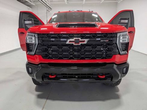 Used 2025 Chevrolet Silverado 2500 ZR2 w/ Technology Package image 17