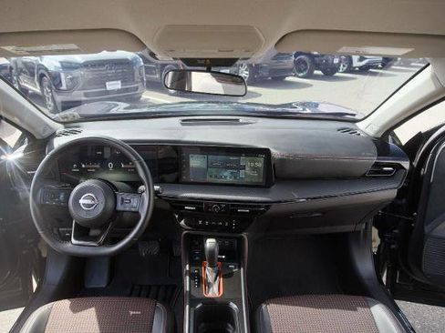 Used 2025 Nissan Kicks SR AWD/4WD image 19