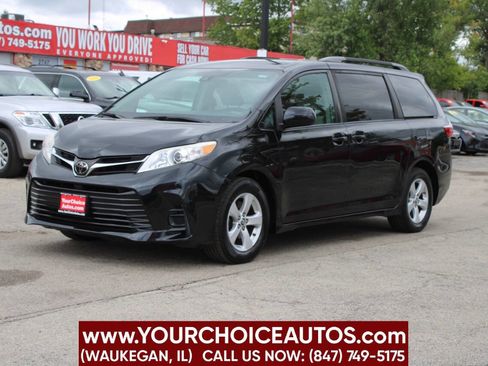 Used 2018 Toyota Sienna LE image 1