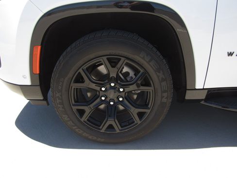 Used 2025 Jeep Wagoneer Series II AWD/4WD image 4