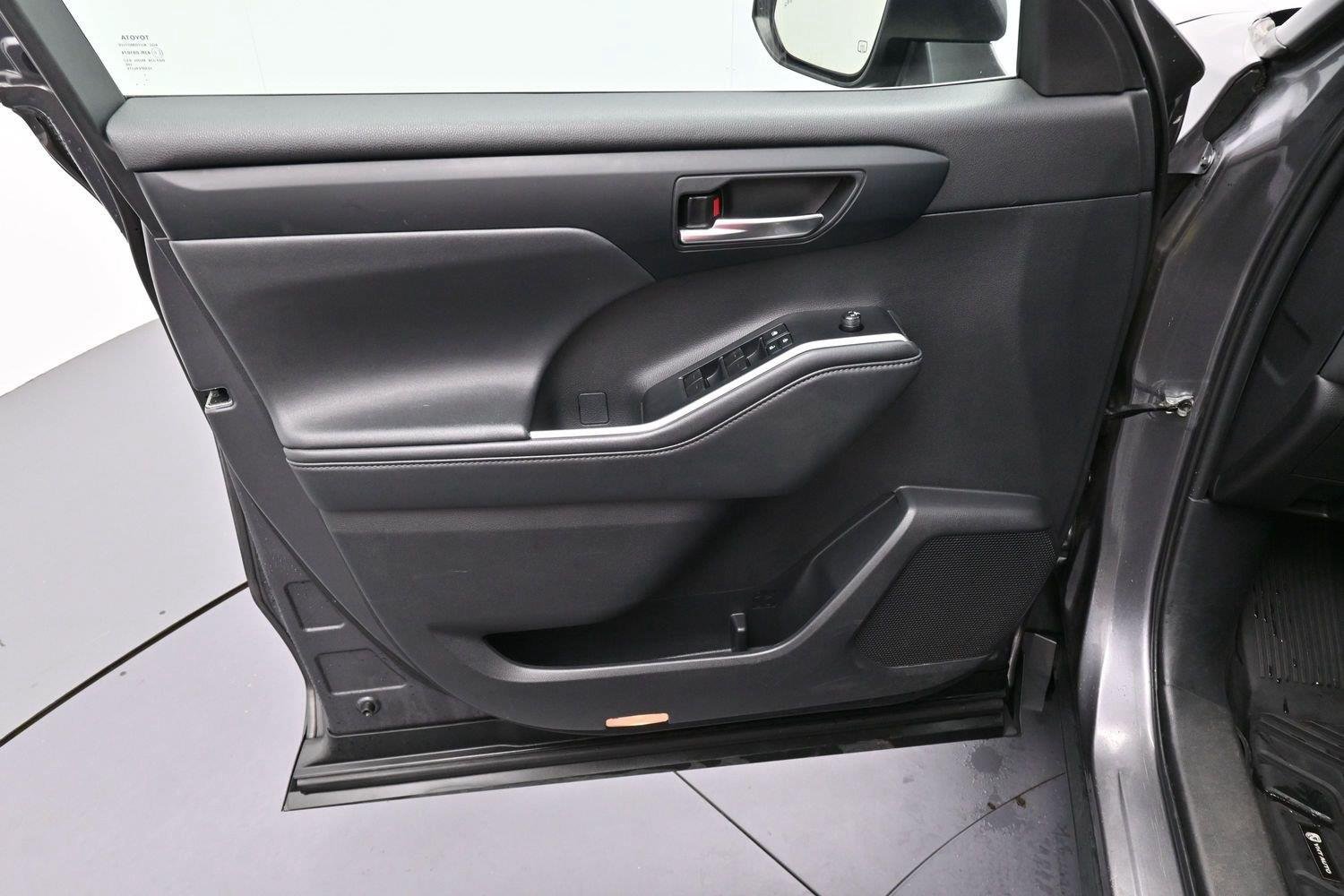 Used 2022 Toyota Highlander XLE FWD image 11