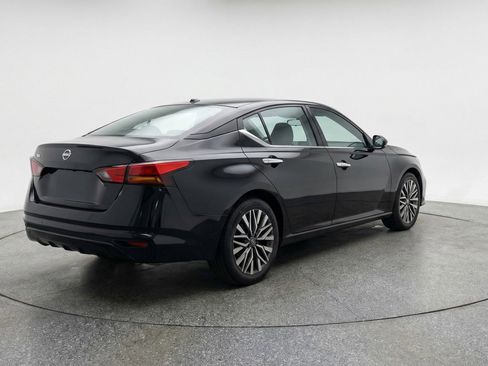 Used 2025 Nissan Altima 2.5 SV image 9