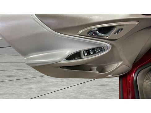 Used 2018 Chevrolet Malibu LT w/ Leather Package FWD image 10