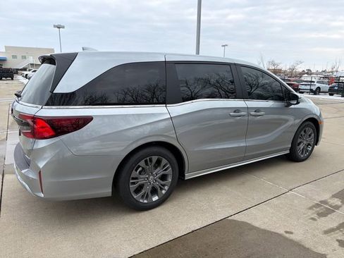 New 2026 Honda Odyssey Touring image 5