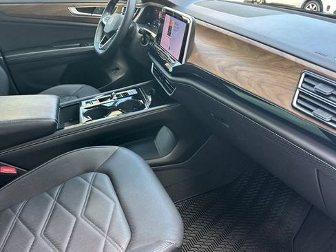 Used 2024 Volkswagen Atlas SE w/ Panoramic Sunroof Package FWD image 16