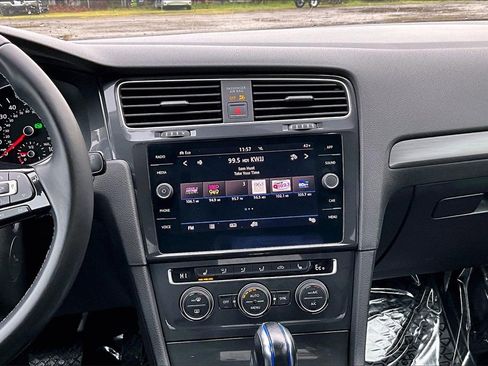 Used 2018 Volkswagen e-Golf SE w/ DC Fast Charging Package image 8