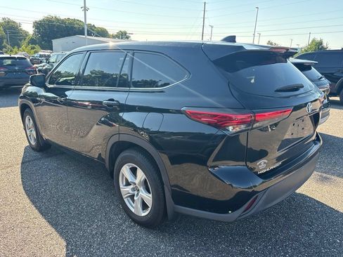 Used 2021 Toyota Highlander LE AWD/4WD image 2